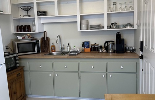 Cobourg House | Charming historic building mins walk to beach, downtown, train and amenities