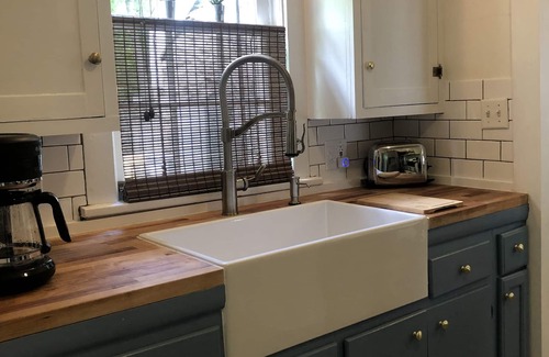 Franklin Cottage | Charming Historic Cottage downtown Franklin