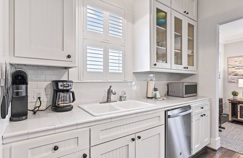 San Jacinto House | Charming Historic District Retreat – 2BR/2BA, Sleeps 8