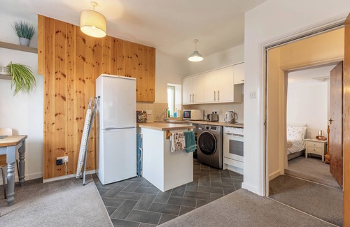 Ross-on-Wye Apartment | Charming Historic Stay | Cosy Flat with parking!