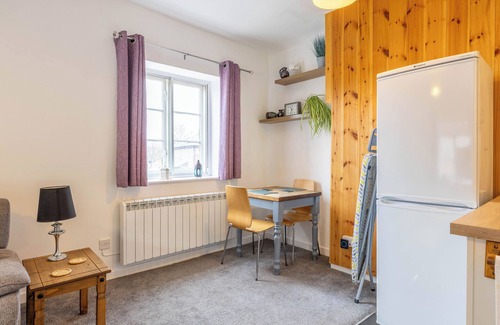 Ross-on-Wye Apartment | Charming Historic Stay | Cosy Flat with parking!