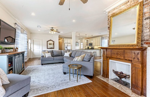 Arabi House | Charming Historic Home Near French Quarter - Cozy & Convenient!