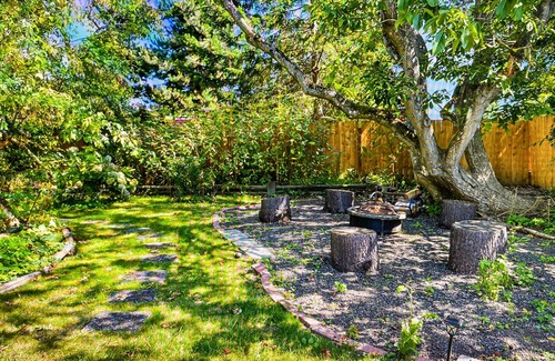 Blaine House | Charming historic house in Blaine. 1 block to water, and downtown. 5 min-Canada.