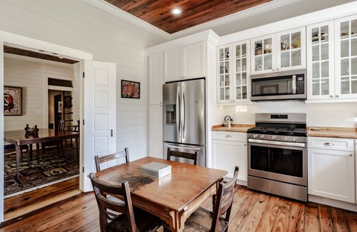 Venetia House | Charming, historic riverfront lodge