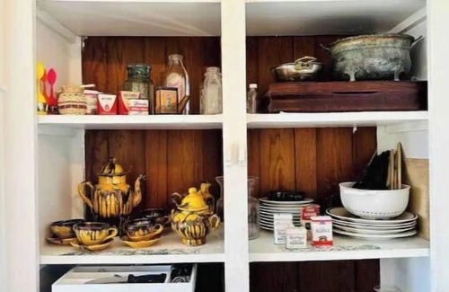 Mount Vernon House | Charming historic apartment turned antique store near the town square