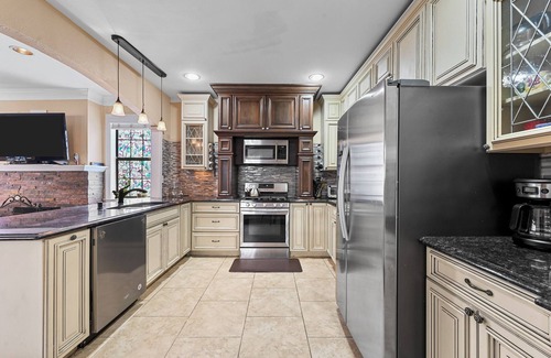 Oak Lawn House | Charming Historic Yellow House in Gated Community - Perfect Dallas Getaway