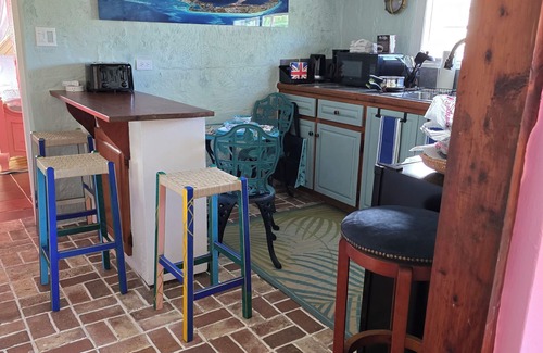 Warwick Cottage | Charming Historical 1-bedroom cottage in central Bermuda with WiFi, AC