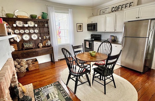 Andersonville House | Charming historical home in the countryside of Dillwyn, near Farmville