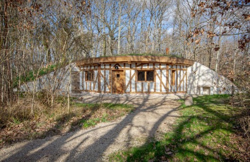 Crouy-sur-Cosson Cottage | Charming Hobbit House with Oak Tree, Near Château de Chambord, Amenities Included