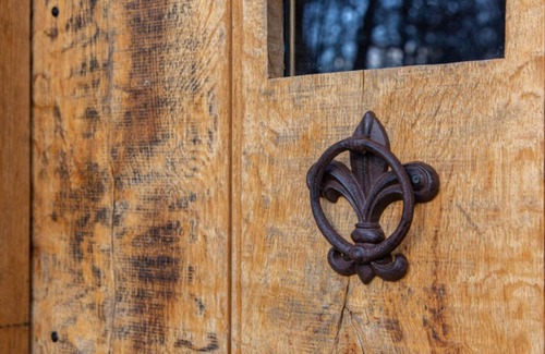 Crouy-sur-Cosson Cottage | Charming Hobbit House with Oak Tree, Near Château de Chambord, Amenities Included