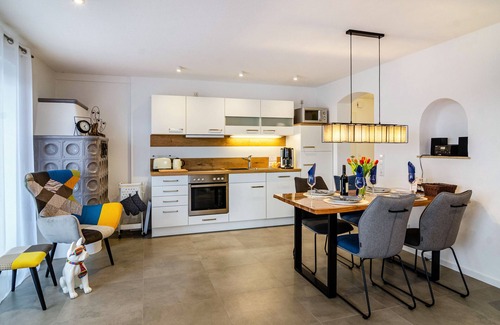 Sipplingen Apartment | Charming Holiday Apartment "Ferienwohnung Mainau" with Balconies