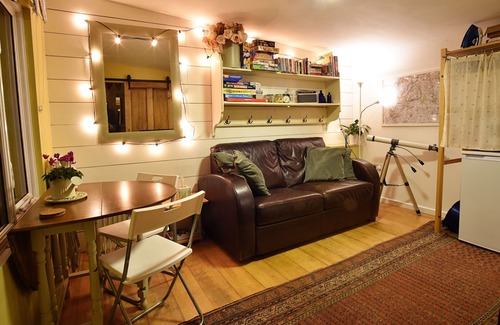 France Lynch Cabin | Charming holiday home in the lovely Cotswold hillside village of France Lynch.