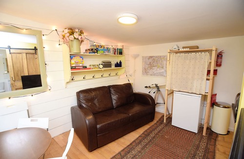 France Lynch Cabin | Charming holiday home in the lovely Cotswold hillside village of France Lynch.