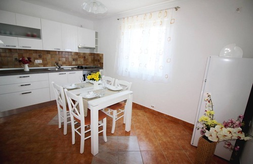 Fuskulin House | Charming holiday home with sea view, 2 bicycles, barbecue, deckchair, private balcony