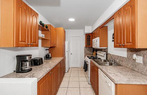 Hallandale Beach Apartment | Charming home 12min to the Beach
