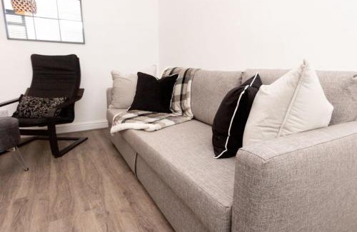 Offerton Apartment | Charming Home 3mins from Manchester Airport