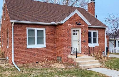 Cedar Falls House | Charming Home Away From Home!
