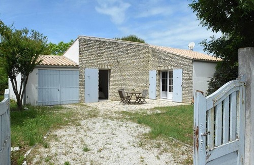 Les Portes-en-Re House | Charming Home Near Village Center with Garden & Modern Amenities