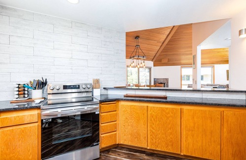 Overlook Park House | Charming Home, Hot Tub, AC, Bikes - RHOD11