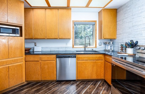 Overlook Park House | Charming Home, Hot Tub, AC, Bikes - RHOD11