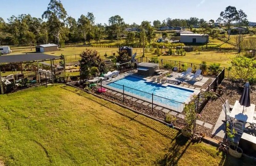 Jimboomba House | Charming home in Jimboomba. Perfect for groups of 8. Relaxing stay assured!