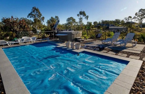 Jimboomba House | Charming home in Jimboomba. Perfect for groups of 8. Relaxing stay assured!