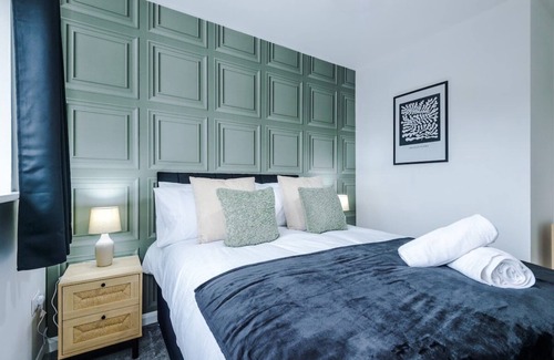 Ashton-under-Lyne House | Charming Home in Mossley Sleeps8