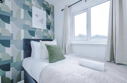 Ashton-under-Lyne House | Charming Home in Mossley Sleeps8