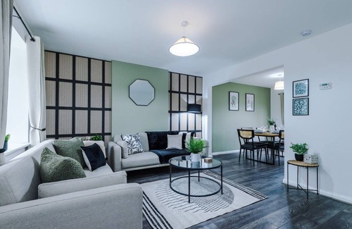 Ashton-under-Lyne House | Charming Home in Mossley Sleeps8