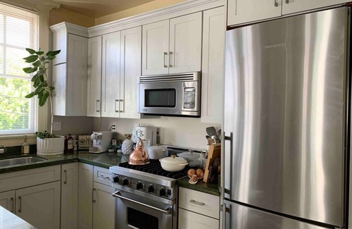 Pacific Heights Condo | Charming Home in Pacific Heights