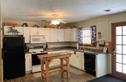 Stafford House | Charming home near Hatfield McCoy trails in Gilbert - Horsepen Creek Retreat