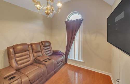 Whitehaven House | Charming Home near Memphis Airport - Free Parking by RedAwning