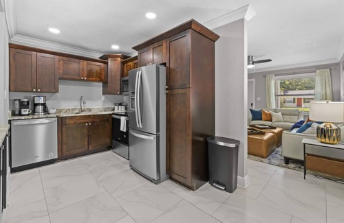 Carver City - Lincoln Gardens House | Charming home Near TPA and Bucs stadium! EV Charger and Jacuzzi!