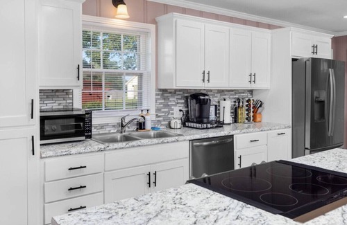 Henning House | Charming Home on 1 Acre w/Game Room, WIFI, AC, EV!