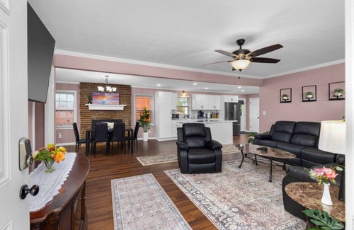 Henning House | Charming Home on 1 Acre w/Game Room, WIFI, AC, EV!