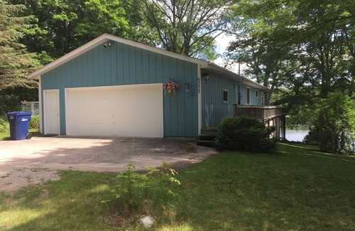 Lake Ann House | Charming home on Bryan lake, a no wake lake,w grass/sand beach and fishing