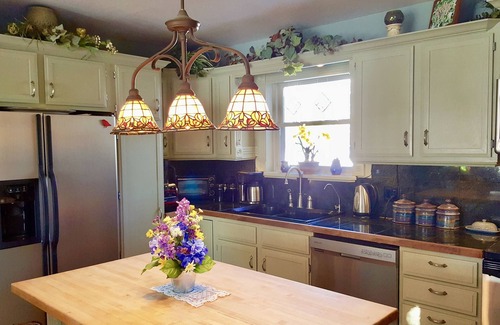 Mountain Shadows House | Charming Home quiet neighborhood lovely back yard 5 min from Garden of Gods