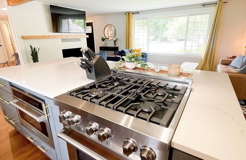 Lynden House | Charming Home Suitable for Large Families, Walk to Downtown & Beautiful Park