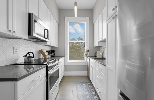 Dixon Park House | Charming Home w/Cozy Porches, Courtyard, and Parking by Lucky Savannah