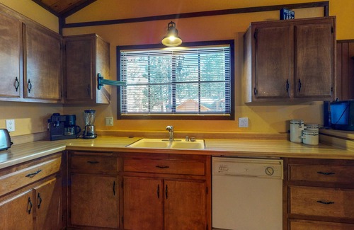 Summit Estates Cabin | Charming home w/ full kitchen & wood stove - minutes to ski slopes
