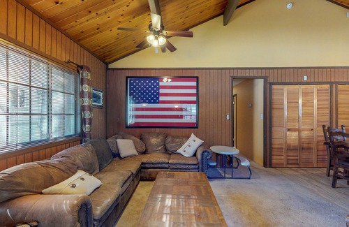 Summit Estates Cabin | Charming home w/ full kitchen & wood stove - minutes to ski slopes