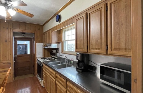Salem Apartment | Charming Home "w" Garage & Large Walk-in Shower