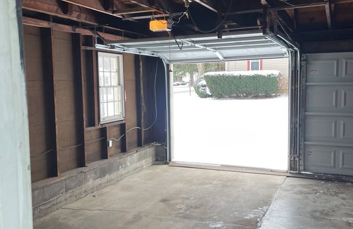 Salem Apartment | Charming Home "w" Garage & Large Walk-in Shower