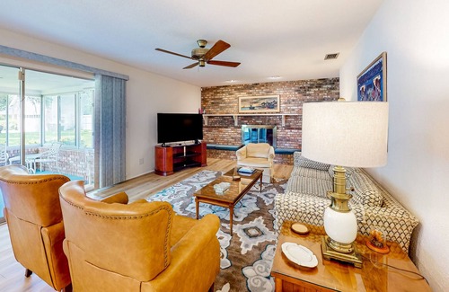 South Daytona House | Charming home with beach nearby, full kitchen, grill, central AC, & W/D