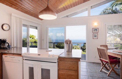 Kukuihaele House | Charming home with balcony, washer/dryer & free WiFi – stunning ocean views