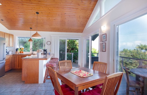 Kukuihaele House | Charming home with balcony, washer/dryer & free WiFi – stunning ocean views