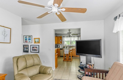 Southold House | Charming home with fireplace, kayaks, patio, fast WiFi, & washer/dryer-dogs ok