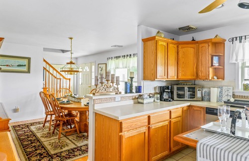 Southold House | Charming home with fireplace, kayaks, patio, fast WiFi, & washer/dryer-dogs ok