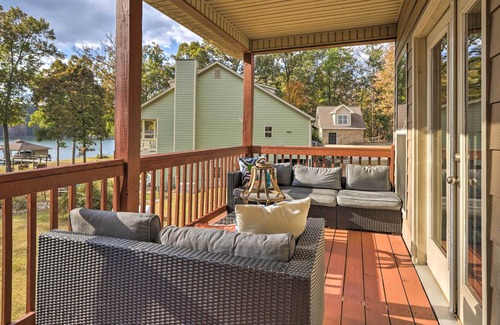 Hardwick Cottage | Charming Home with Fire Pit on Lake Sinclair!