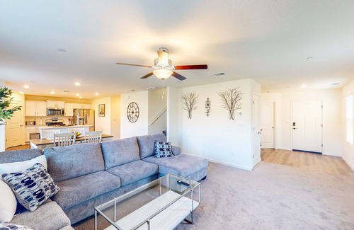 Visalia House | Charming home with full kitchen, W/D, near Lake